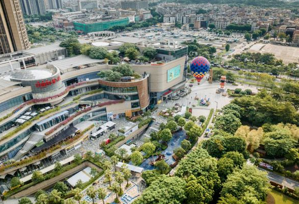 沃尔玛超市前广场中心位置